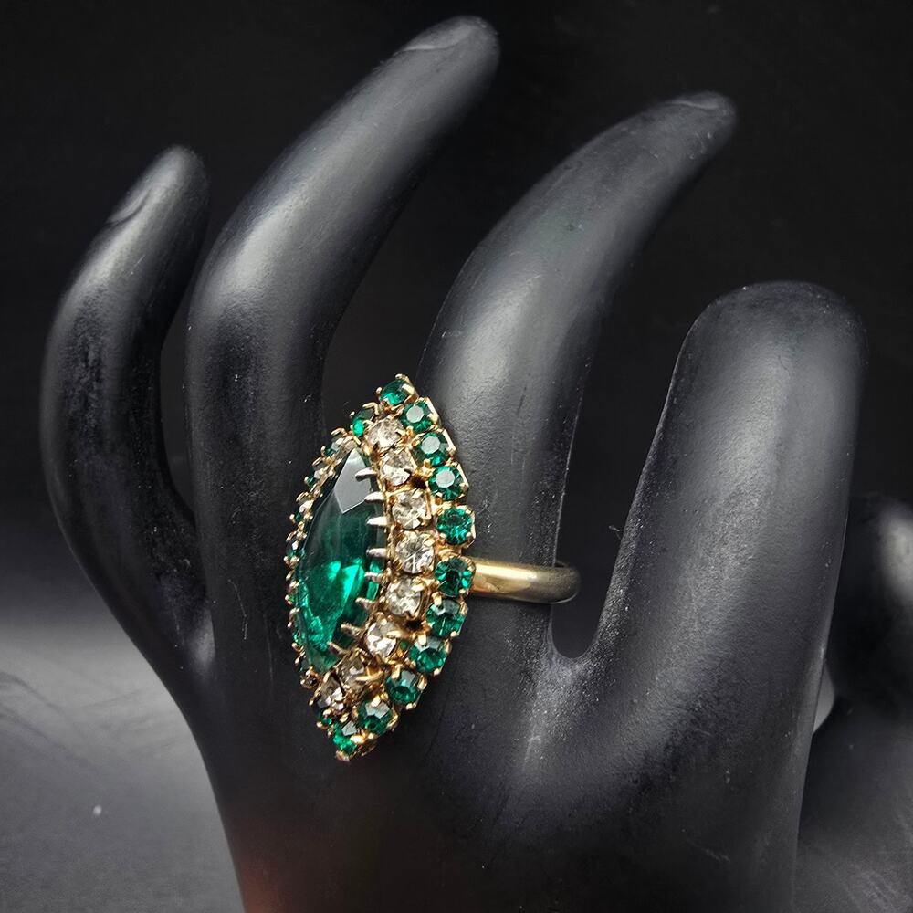 Vintage Green Rhinestone Cocktail Ring Gold Tone Size 6.5 Adjustable - Picture 2 of 9
